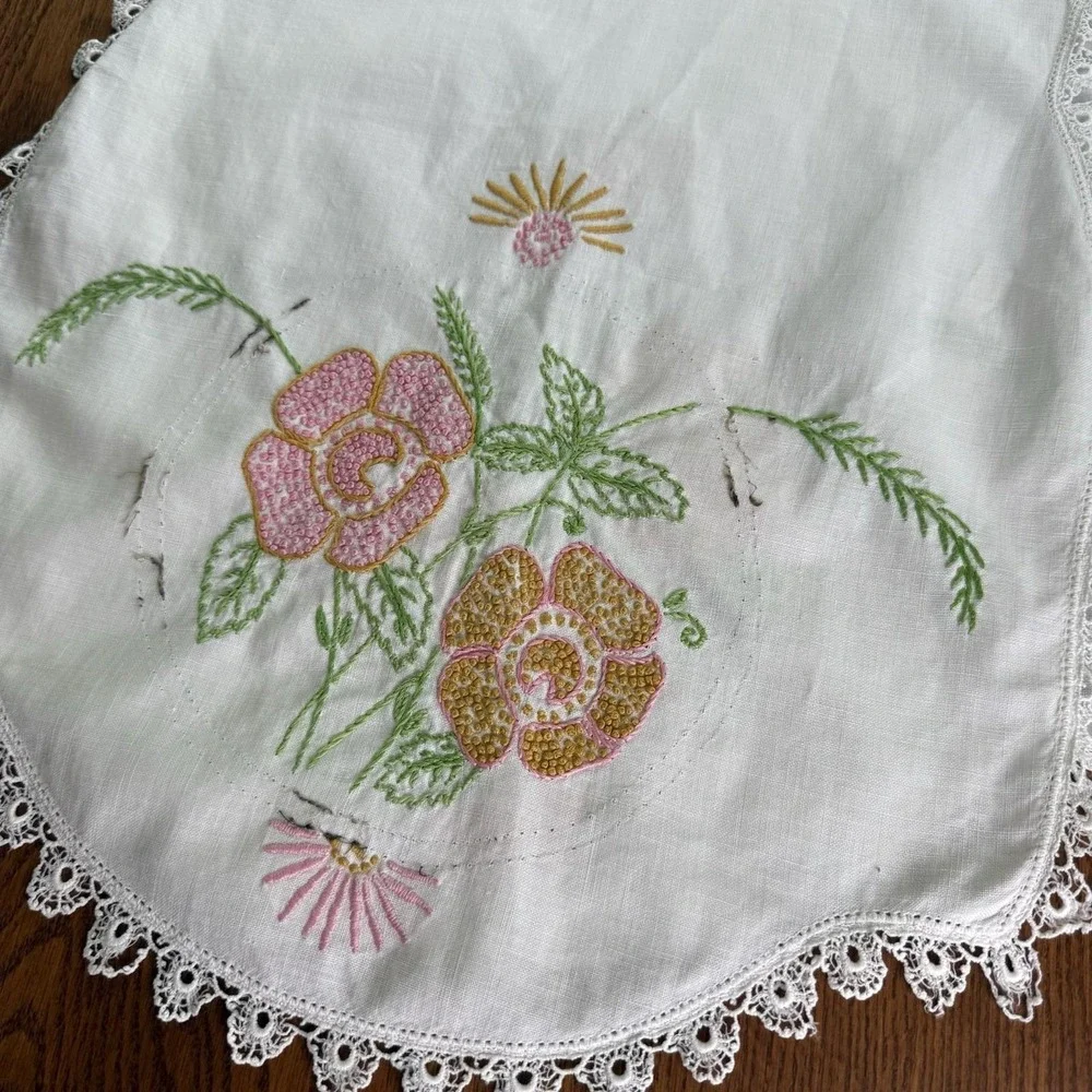 Vtg Hand-Embroidered Floral Linen Table Runner With Lace Tatted Edging 34